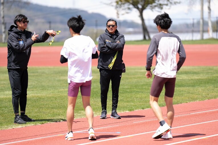 合宿でメンバーの練習を見守る　©Shiro Miyake