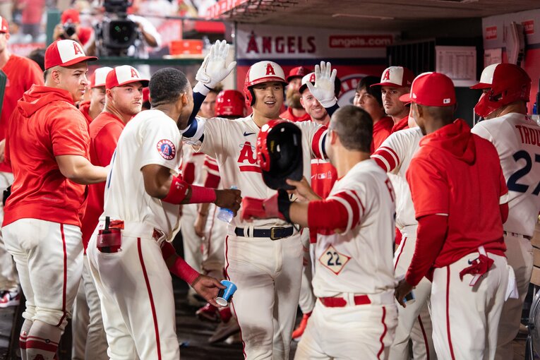 8月31日のヤンキース戦。30号3ランを放ち、ベンチで祝福される様子　©Nanae Suzuki