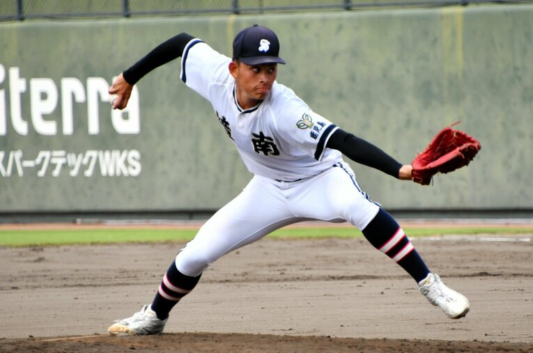 昨夏の甲子園でベスト4まで進出した鹿児島・神村学園を追い詰めた樟南高のエース・犬窪晴人。サイドスローからのシュートに強打者も苦戦　©Asahi Shimbun