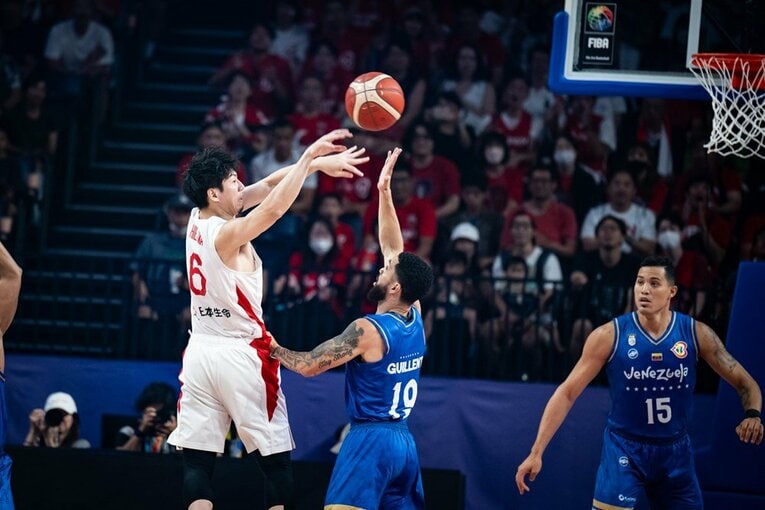 大逆転の立役者になった比江島。33歳のベテランの経験が活きた　©︎FIBA