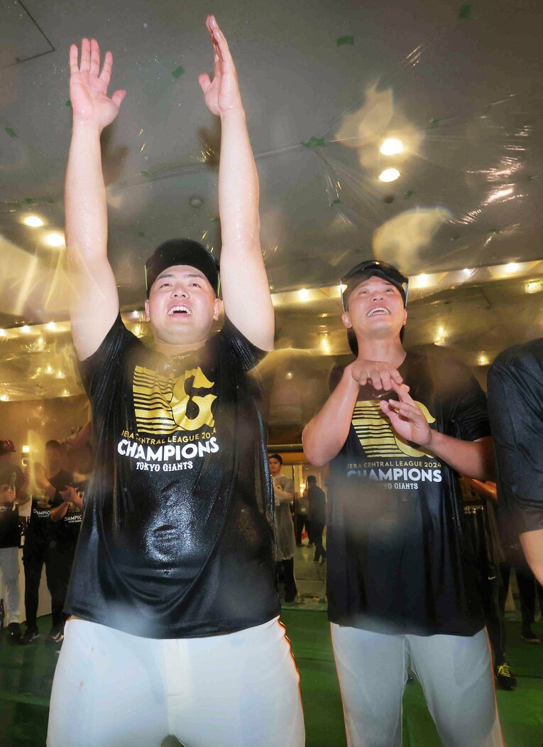 セ・リーグ優勝後のビールかけで。巨人の岡本和真と坂本勇人　©JIJI PRESS