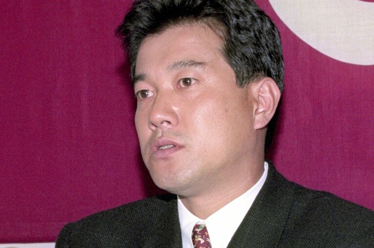 1994年12月19日、現状維持（1億1500万円）で契約更改した原辰徳（当時36歳）。記者会見で巨人ナインの不満を代弁する ／ photograph by KYODO