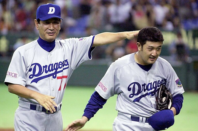 中日は1999年オフに工藤公康のFA獲得に動いていたが、指揮官・星野は途中で方針を変更。生え抜き選手たちへの思いを口にした（右は野口茂樹） ／ photograph by JIJI PRESS