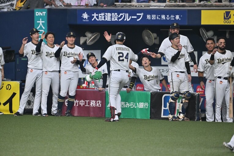 紅林を出迎えるオリックスベンチ　©︎Hideki Sugiyama