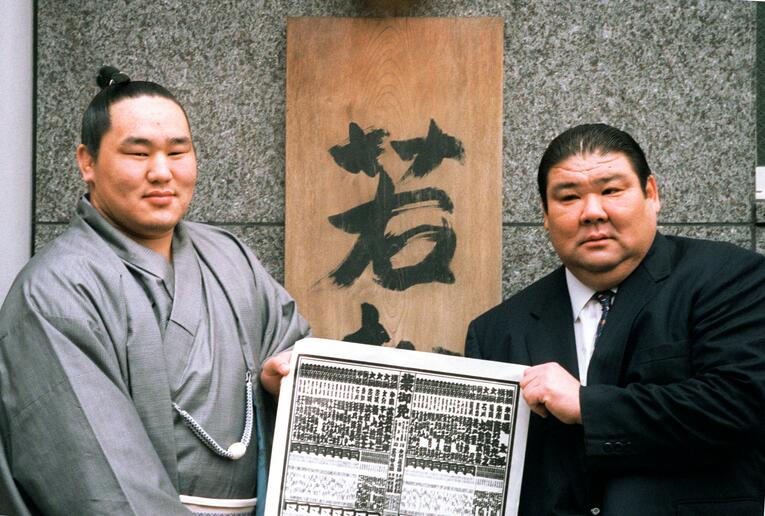 入幕を果たした朝青龍と若松親方（2000年12月）©︎JIJI PRESS