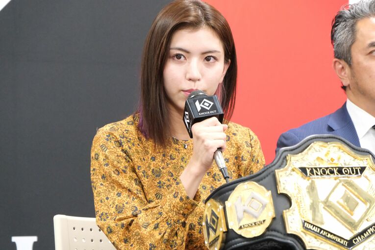 カード発表会見にて