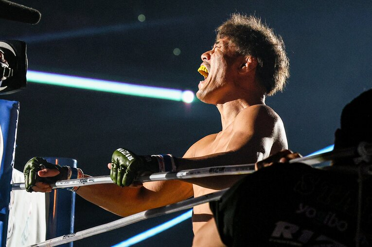 RIZINフェザー級王者・鈴木千裕に挑んだ一戦。リングインする金原　©RIZIN FF Susumu Nagao