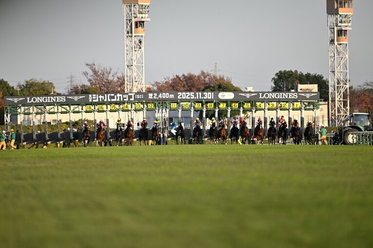 ジャパンカップのスタート直後。アドマイヤテラの川田将雅が落馬（1枚目／全3枚） ©Keiji Ishikawa