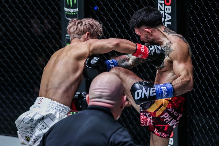 負傷した右の拳で強烈なパンチを叩き込む武尊　©ONE Championship