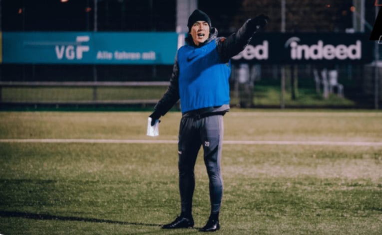 Ｕ-15の指導を行う長谷部。入念な準備を行い、さすがの気配りも（写真はフランクフルトオフィシャルサイトより）