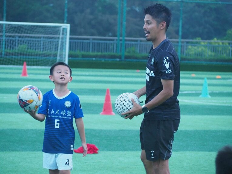 2013年末に、中国深圳で現役引退した楽山。翌年に深圳でサッカースクールを開校して今年で10年目になる