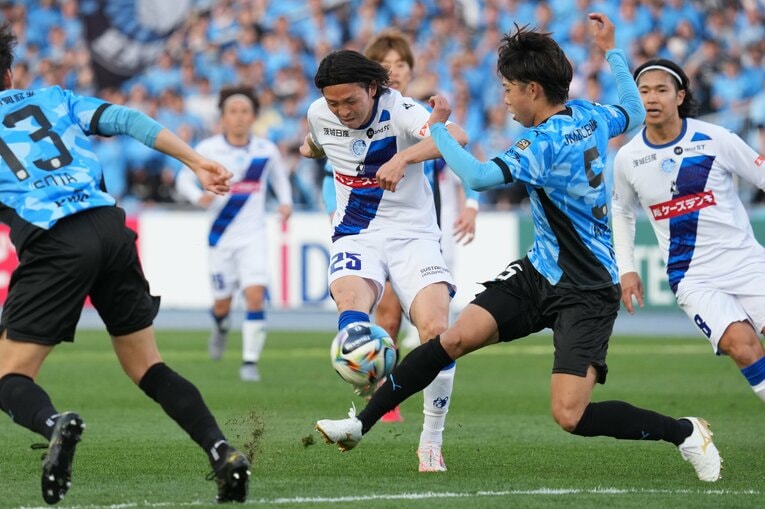 今季初出場となった水戸ホーリーホック戦でシュートブロックをする佐々木旭　©Hiroki Watanabe/Getty Images