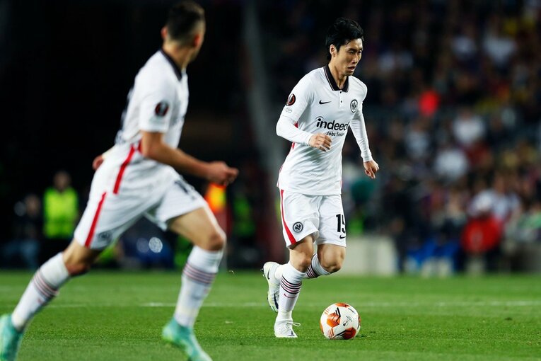 「初めて日本人がバルサのカンプノウで勝利」歴史的瞬間を撮った… 鎌田大地のアシストと献身に感動した理由〈長谷部誠も出場〉(13)