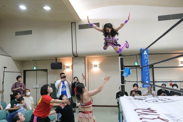 “中学生レスラー”の華麗な飛び技…「一番緊張した」チャンピオンとの一騎打ちで美蘭が見せた“成長の証”　受験勉強との両立が今後の悩み？(11)