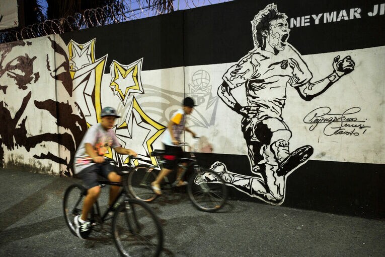 サントスのホームタウンの壁に描かれたペレとネイマール　©Getty Images
