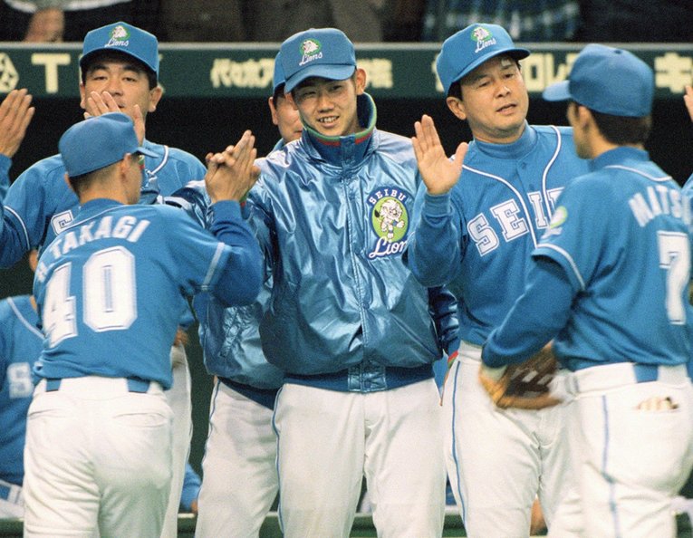 1999年4月7日、プロ初登板・初勝利を飾り、ナインを迎える松坂　©KYODO