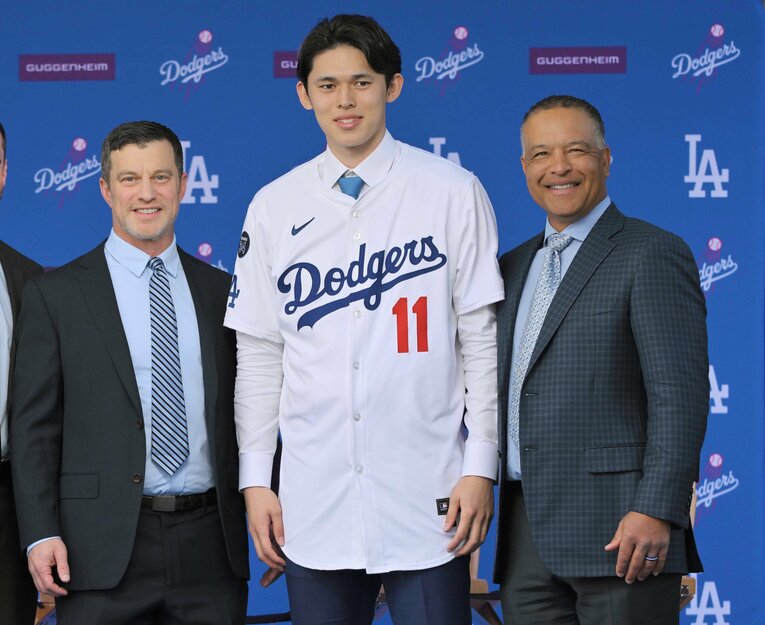 入団会見にて、左がフリードマン編成本部長、右がロバーツ監督　©JIJI PRESS