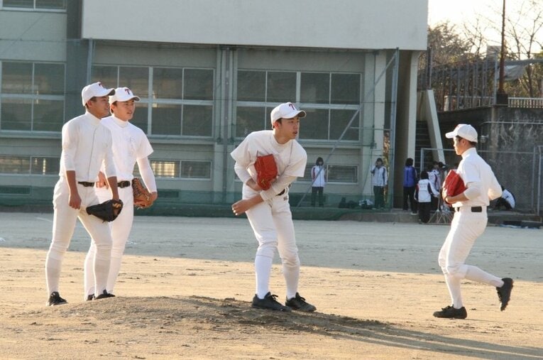 東筑野球部の練習場は「共用グラウンド」。他部の生徒同士で声をかけ合うことで成り立つ ／ photograph by Yuki Kashimoto