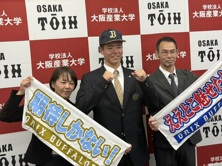 ドラフト指名後の一コマ。森陽樹と、父・俊一朗さん、母・マリさん ©Yuji Yanagawa