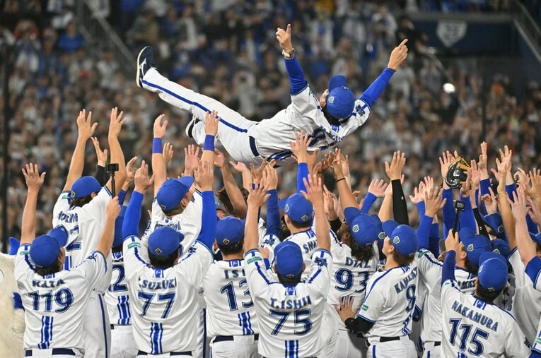 横浜DeNAベイスターズが日本一に輝いた日本シリーズ。NBPはフジテレビの取材パスを没収した。果たしてこの処分は妥当だったのか ／ photograph by Hideki Sugiyama