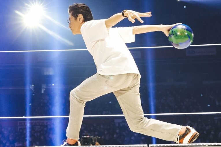 ボウリング「KUWATA CUP」のエキシビションマッチで投じる桑田佳祐さん ／ photograph by Kayo Sekiguchi