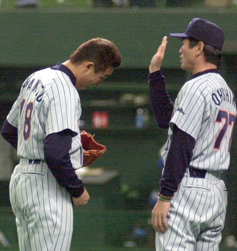 完投勝利を飾った岩本を手荒く迎える大島監督　©︎Sanukei Shimbun