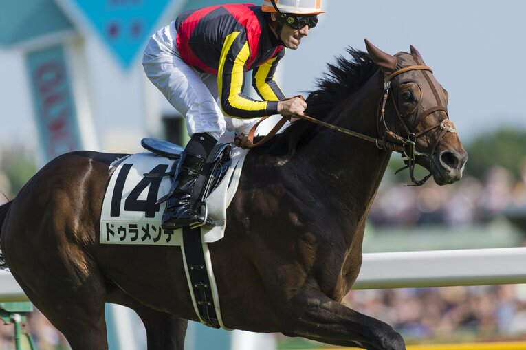 第82回（2015年）日本ダービーを制したドゥラメンテとミルコ・デムーロ　©︎Takuya Sugiyama