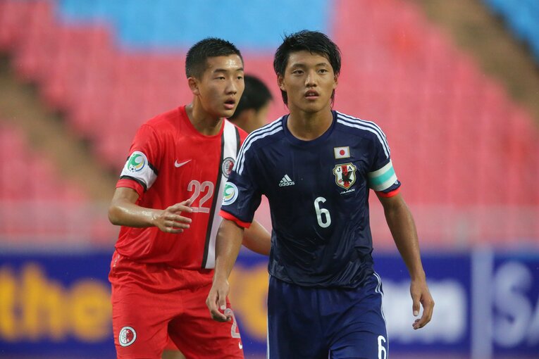 2014年AFC U-16選手権でキャプテンマークを巻く堂安律（当時高1）。当時はDF登録で、チームには冨安健洋や田中碧が名を連ねていた ©︎JFA/AFLO