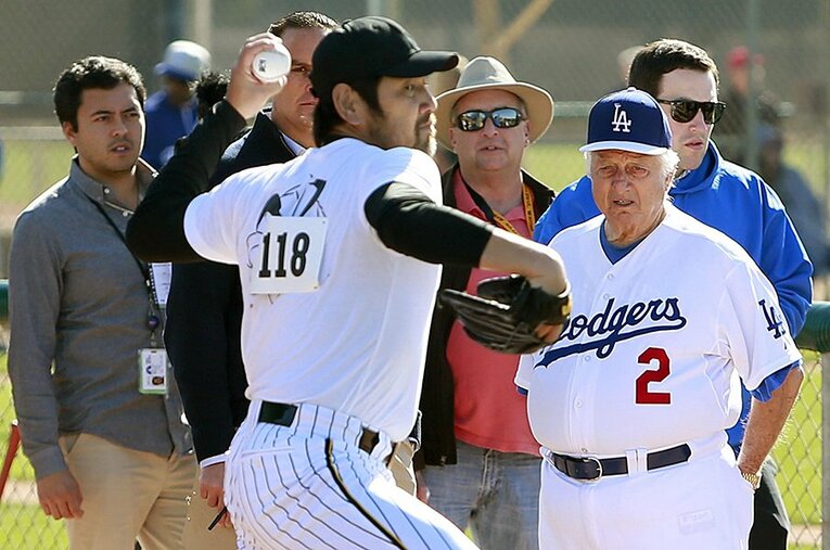 楽天退団後、ドジャースのマイナーリーグ入団テストを受けた下柳。合格には至らなかった（右はラソーダ元監督） ／ photograph by KYODO