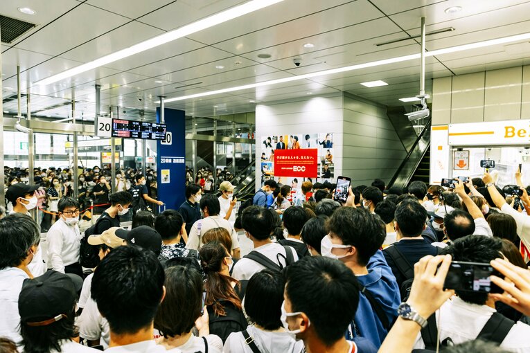 24日、新大阪駅にて。スター軍団を一目見ようと人だかりができた　©Kiichi Matsumoto