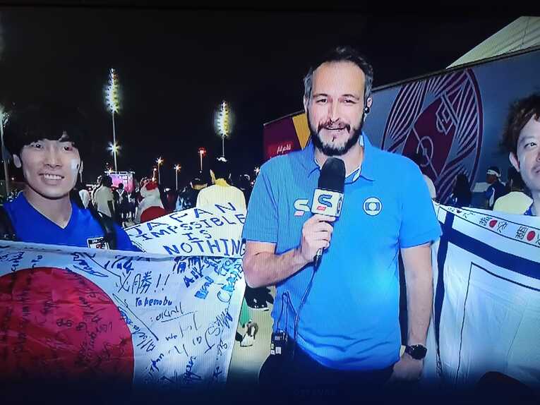 試合前、SporTVのレポーターがスタジアム前で日本人ファンを紹介