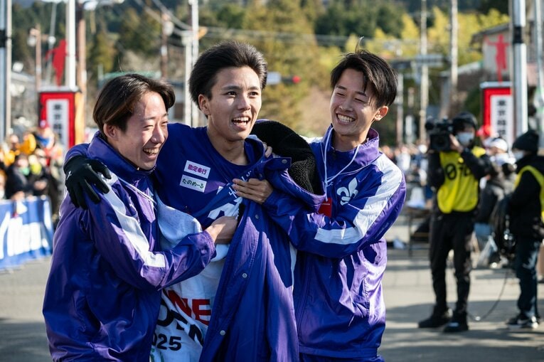 往路を8位でゴールし、立教大の山本羅生（4年）は笑顔で迎えられる　©Nanae Suzuki