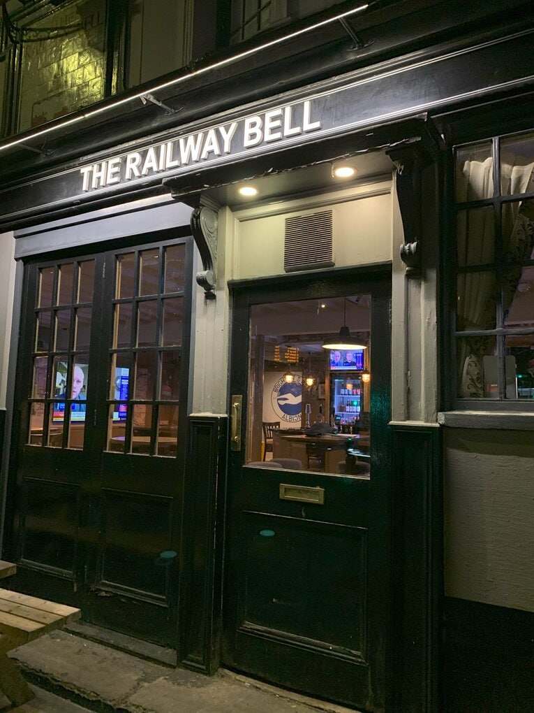 店内にブライトンのロゴがあるパブに行ってみると……（1／2枚）　©Yoichi Igawa　