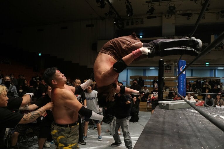 蛍光灯で殴り合い、大流血して…メキシコ人デスマッチファイター「もっと日本にいたい」ビオレント・ジャックの切実な思い「外国人がって…でも、ここがオレの家」(9)