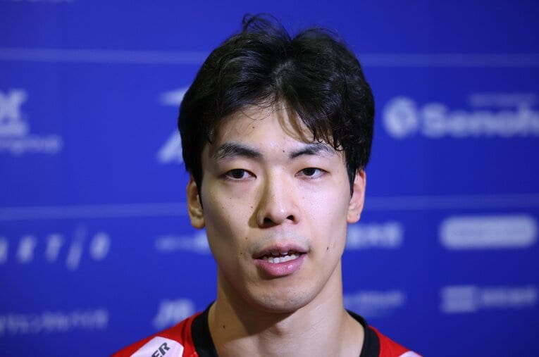 試合後のミックスゾーンで自らの物足りなさを嘆いた宮浦健人（25歳）。静かに燃える男は、もう一皮剥けるために模索している ／ photograph by Yohei Osada/AFLO SPORT