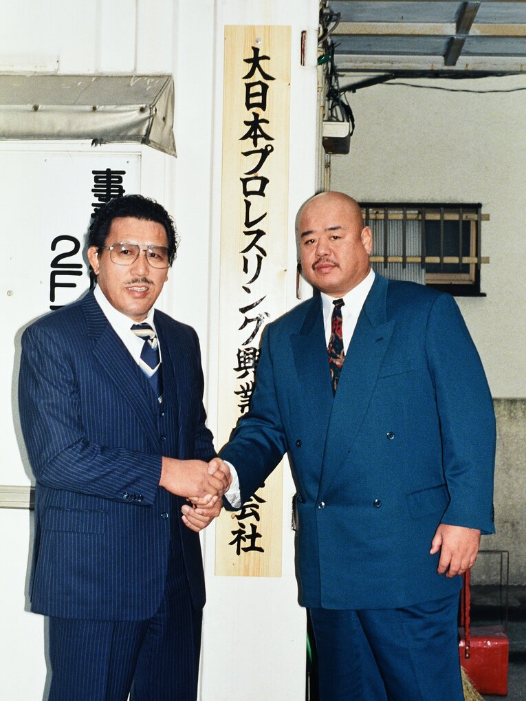 2020年1月に71歳でこの世を去ったケンドー・ナガサキこと桜田一男（右）