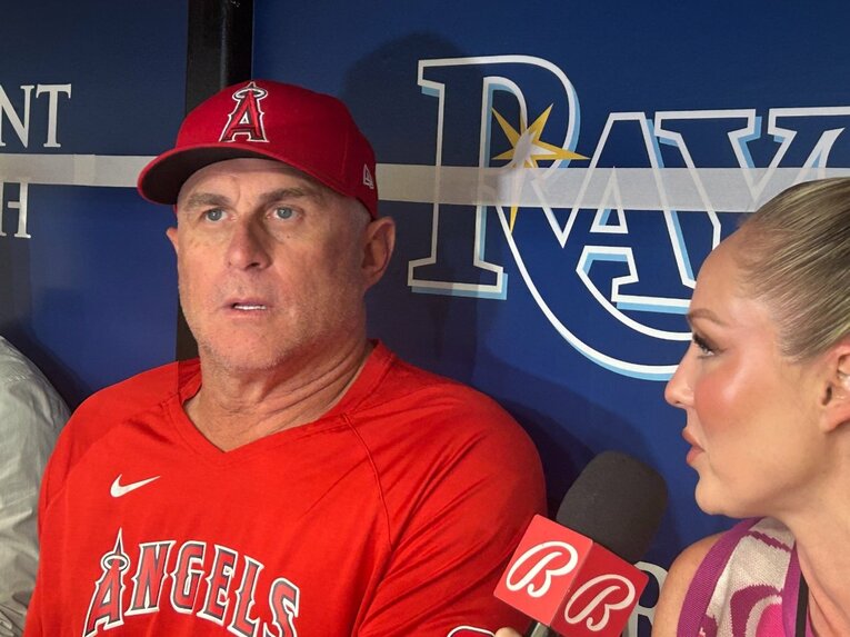 敵地レイズ戦で取材に応じるネビン監督　©Naoyuki Yanagihara