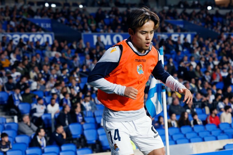 ピッチ脇で激しくかつ軽快な動きでアップを進める久保