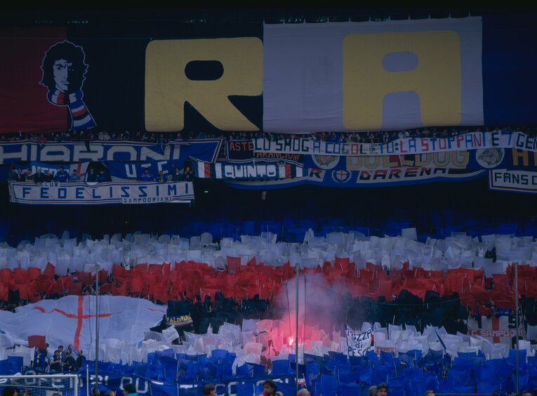 90年代序盤のサンプドリアの情熱的な応援　©Sports Graphic Number