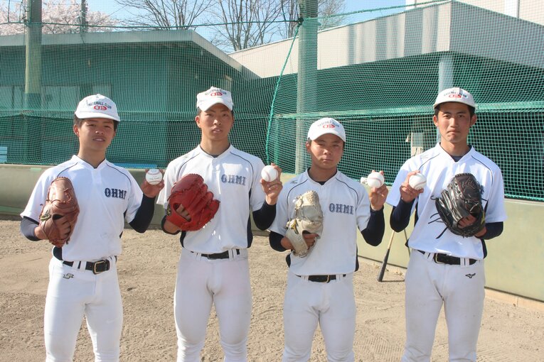 成長を誓う近江の投手陣。左から外義、星野、副島、平井　©Fumi Sawai