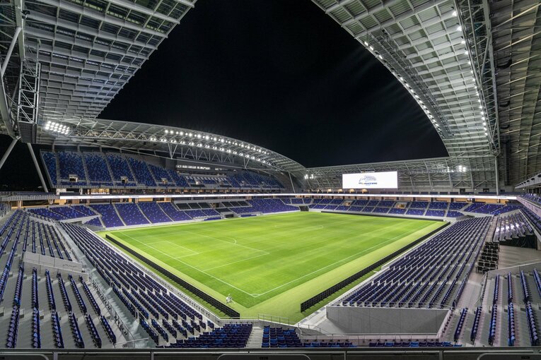 夜のスタジアム内観　©S.FC