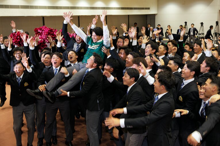 中島大輔の胴上げ　©Shigeki Yamamoto