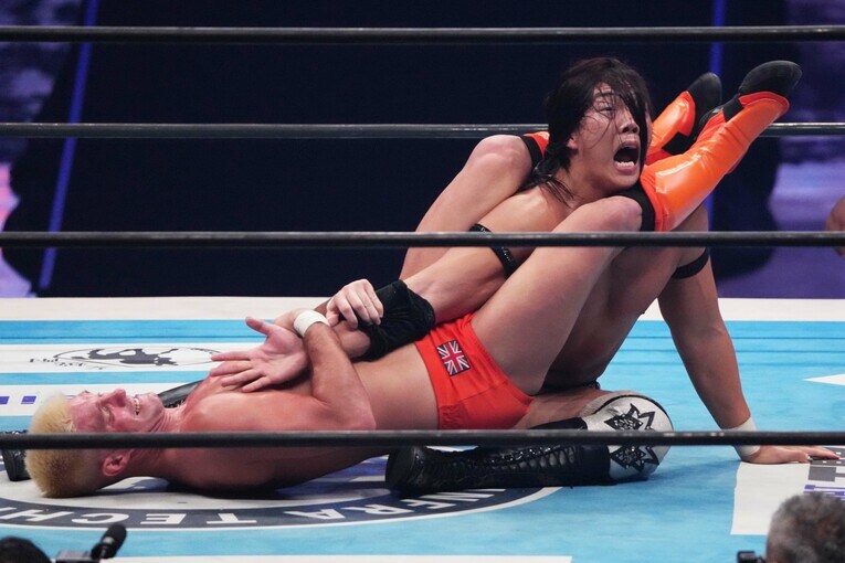アームバーで竹下幸之介を捕らえたザック・セイバーJr.　©Essei Hara