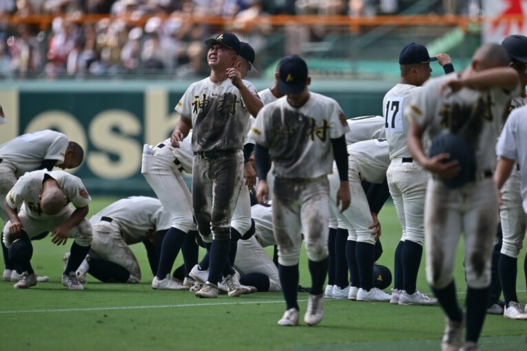 泣き崩れる神村学園ナイン ©Hideki Sugiyama
