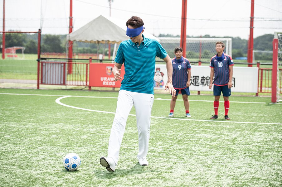 加藤健人と菊島宙のレクチャーで修造がブラインドサッカーに挑戦!<Number Web> photograph by Yuki Suenaga