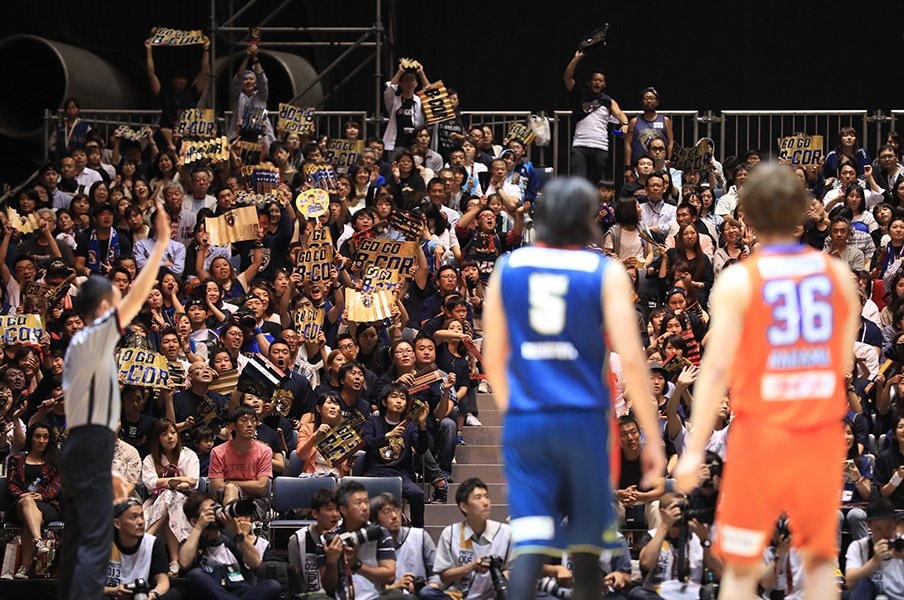借金3億円から巻き返した「海賊」。Bリーグ横浜の“正しくない進化”。<Number Web> photograph by B-CORSAIRS/T.Osawa