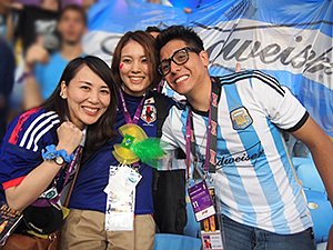 アルゼンチンサポーターと記念の一枚。キュートな彼女たちには、記念撮影を求めるサポータたちが引きも切らず。