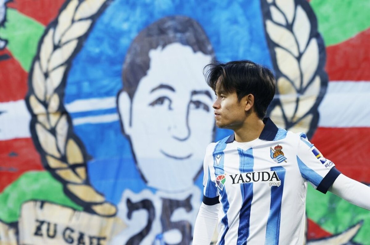 悔しそうにユニフォームを噛む久保建英の足にテーピングが…“過密日程