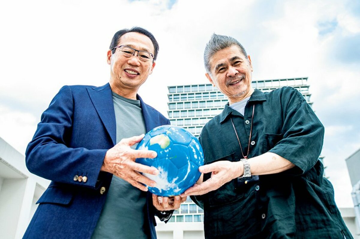 ほぼ日のアースボールplay 発売記念対談 岡田武史 糸井重里 サッカーの自由さに憧れる サッカー日本代表 Number Web ナンバー