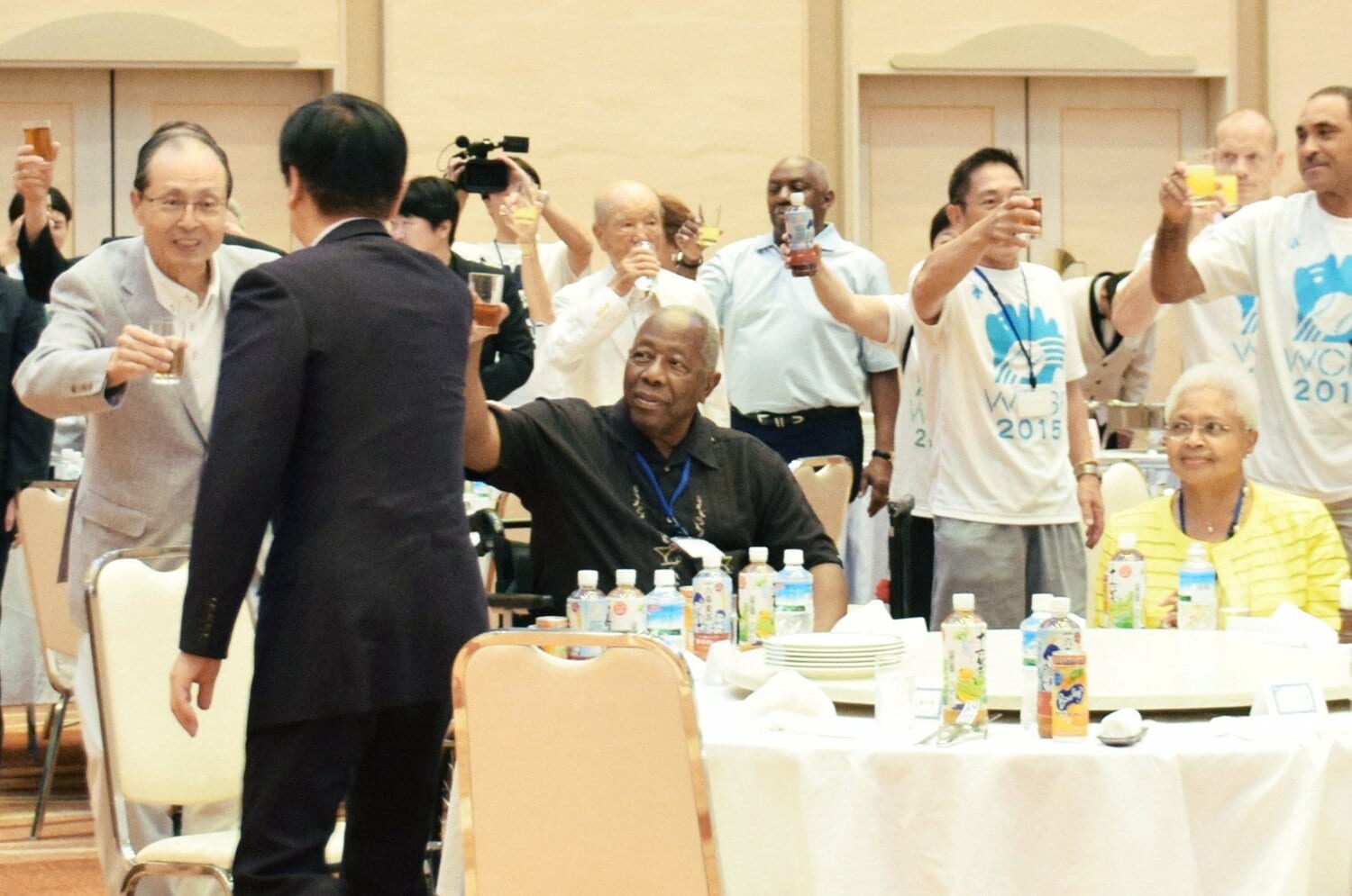 2015年、第25回世界少年野球大会に際して来日した健在な頃のハンク・アーロン氏（中央）。左に王　©JIJI PRESS